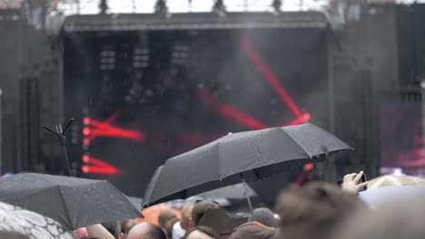 People-at-outdoor-concert-under-the-rain