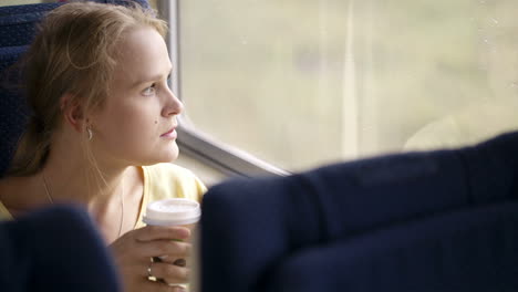 Mujer-Casada-Pensativa-Viajando-En-Tren.