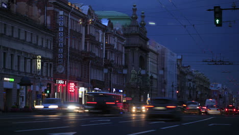 Time-lapse-effect-of-city-life-at-night