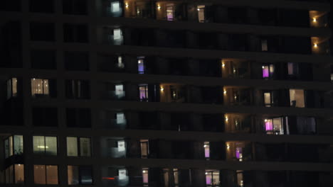 Nachtansicht-Eines-Mehrstöckigen-Hauses-Oder-Hotels-Mit-Lichtern-In-Den-Fenstern