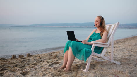 Mujer-Relajándose-En-La-Playa-Con-Su-Computadora-Portátil-Hablando-Por-Skype
