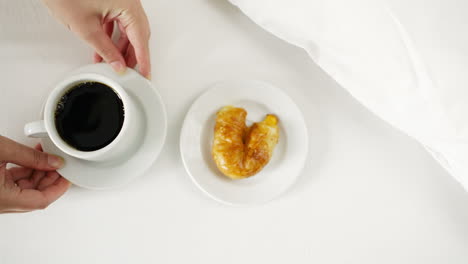 Kaffee-Und-Croissant-Zum-Frühstück