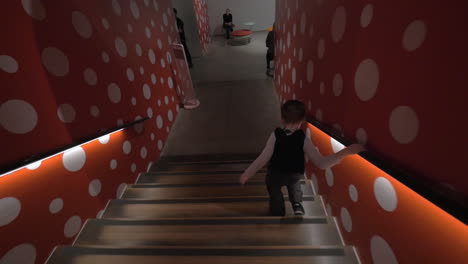 Junge-Geht-Im-Helsinkier-Kunstmuseum-Die-Treppe-Hinunter