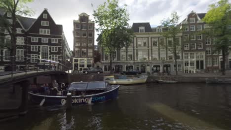 Amsterdamer-Straße-Mit-Fußgängerbrücke-über-Den-Kanal-Niederlande