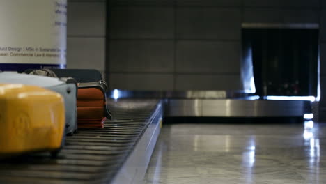 Baggage-conveyor-belt-in-the-airport