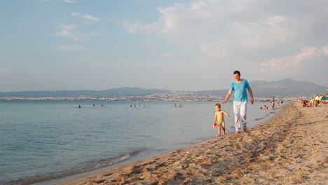 Vater-Und-Sein-Kleiner-Sohn-Gehen-Am-Strand-Spazieren