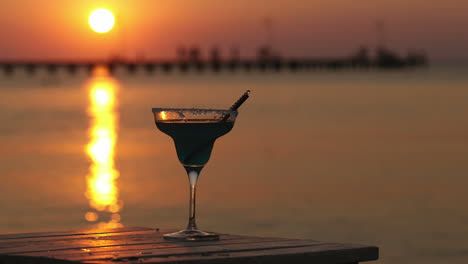 Tropischer-Cocktail-Mit-Blick-Auf-Das-Meer-Bei-Sonnenuntergang