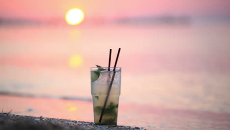 Mojito-cocktail-at-the-seashore