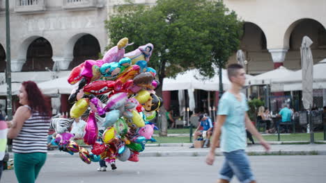Ballonverkäufer-Mit-Bunten-Partyballons