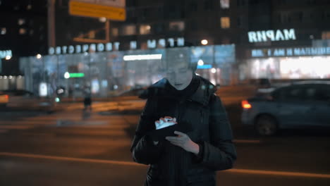 Woman-with-digital-tablet-in-night-city