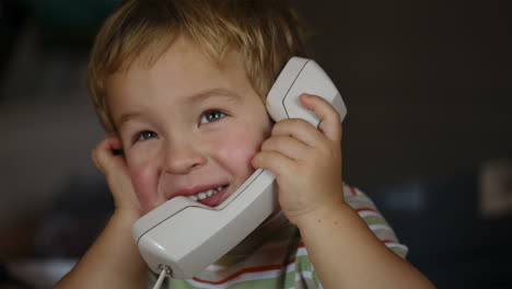 Un-Niño-Emocionado-Hablando-Por-El-Auricular-Del-Teléfono