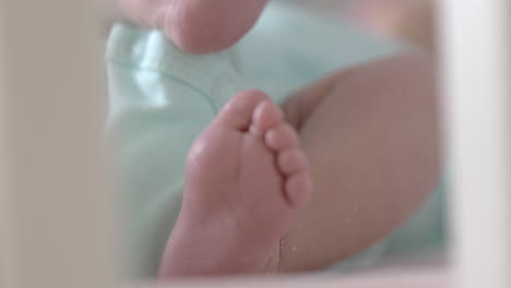 Neugeborene-Bewegen-Kleine-Füße