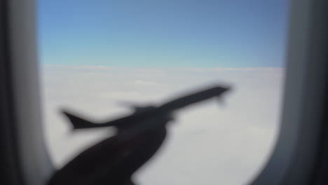 Flugzeugmodell-Gegen-Wolken-Und-Himmel-Im-Illuminator