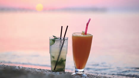 Cocktails-Bei-Sonnenuntergang