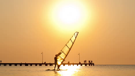 Silhouette-Eines-Vorbeifahrenden-Surfers-Bei-Sonnenuntergang