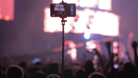 Shooting-video-with-smart-phone-at-the-concert
