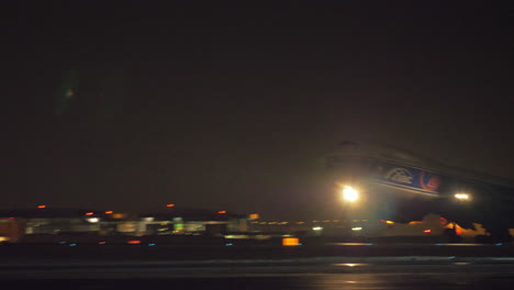 AirbridgeCargo-Boeing-747-Hebt-Nachts-Ab