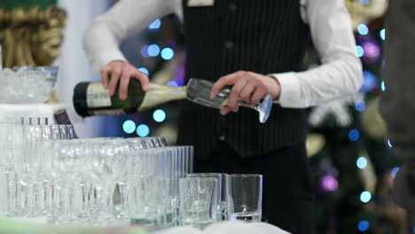 Waiter-pouring-glasses-of-champagne