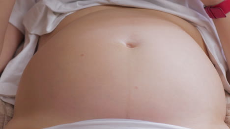 Vientre-De-Mujer-Embarazada-Con-El-Bebé-Moviéndose-Y-Pateando-Dentro