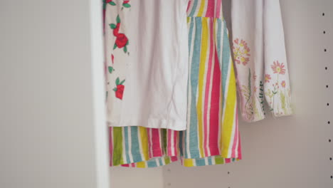 Kinderkleidung-Im-Kleiderschrank-Aufhängen