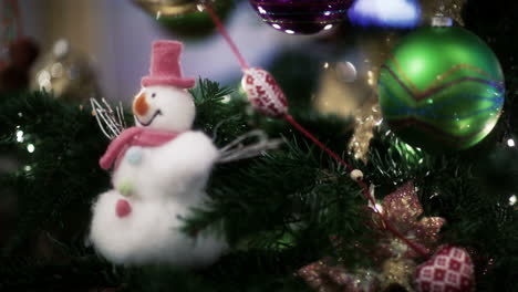 Weihnachtsspielzeug-Auf-Dem-Baum
