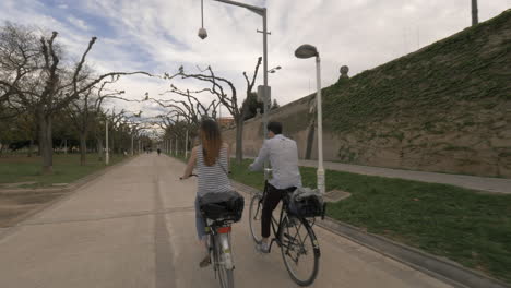 Pareja-Yendo-En-Bicicleta-Por-El-Parque