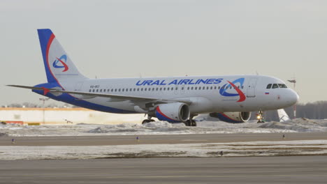 Ural-Airlines-A320-Auf-Der-Landebahn