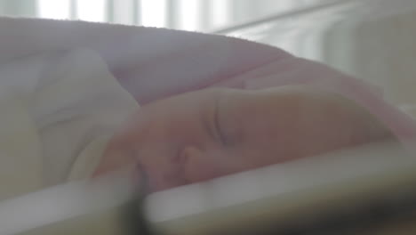 Bebé-Recién-Nacido-Durmiendo-En-El-Hospital