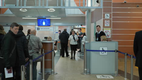 Warteschlange-An-Den-Gates-Für-Inlandsflüge-Am-Moskauer-Flughafen-Scheremetjewo