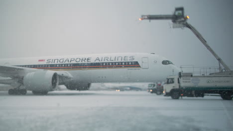 Timelapse-shot-of-de-icing-airplane-on-winter-day-in-Domodedovo-airport-Moscow