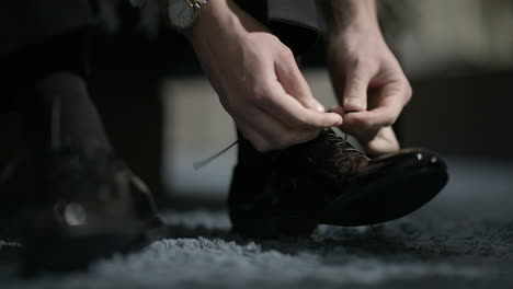 Man-tying-shoes