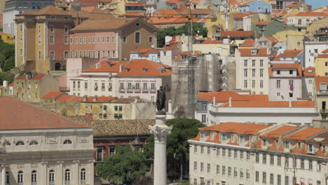 Paisaje-Urbano-De-Lisboa-Con-Casas-Y-La-Estatua-De-Pedro-IV-Portugal