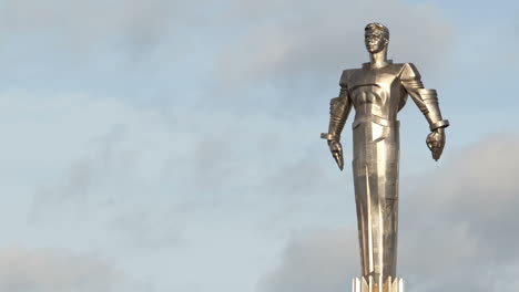 Lapso-De-Tiempo-De-Nubes-Corriendo-Detrás-Del-Monumento-A-Yuri-Gagarin