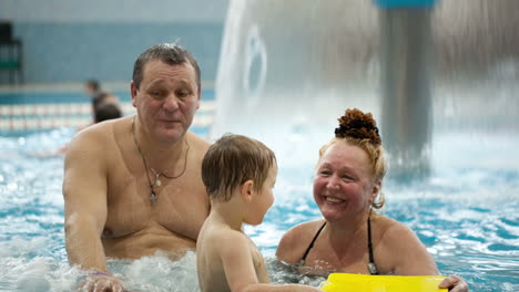 Großeltern-Und-Ein-Enkel-Im-Schwimmbad