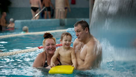 Grandparents-and-a-grandson-in-the-swimming-pool
