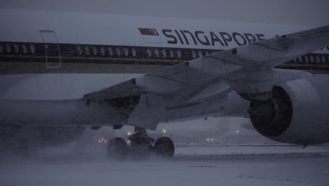 Vista-Del-Avión-De-Singapore-Airlines-En-Las-Nevadas-En-El-Aeropuerto-De-Domodedovo-En-Moscú