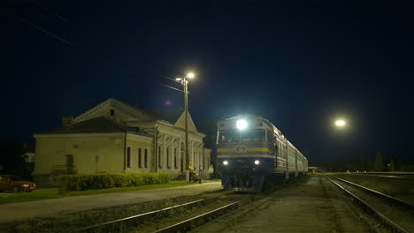 Train-coming-to-rural-station