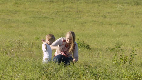 Mutter-Und-Sohn-Auf-Grünem-Gras
