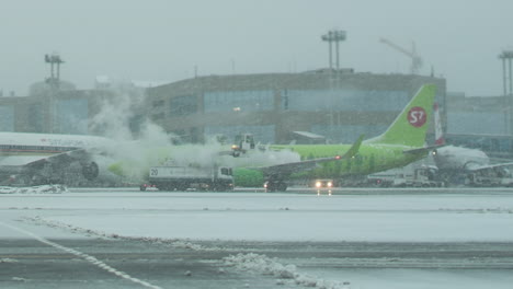 Timelapse-of-de-icing-S7-Airlines-plane-at-Domodedovo-Airport-in-winter-Moscow