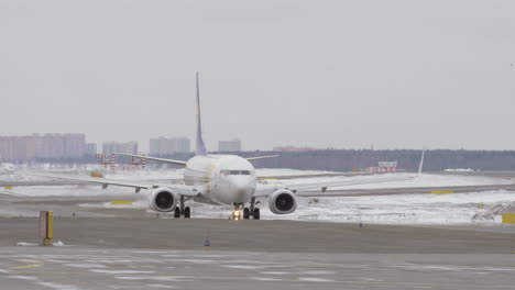 Boeing-737-800-Mongolischer-Fluggesellschaften-Rollt-Auf-Der-Landebahn-Im-Winter