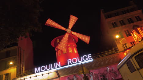 Illuminated-Moulin-Rouge-in-Paris-at-night