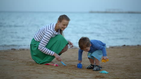 Mutter-Und-Sohn-Spielen-Am-Strand