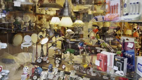 So-Viele-Verschiedene-Vintage-Sachen-Finden-Sie-Hier-Im-Schaufenster-Des-Ladens