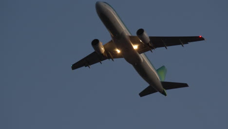 Passenger-plane-is-gaining-altitude