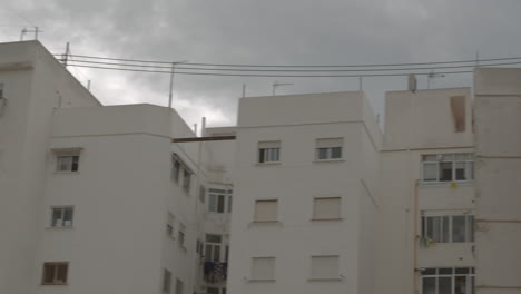 Apartmenthaus-Mit-Weißer-Fassade-Und-Fensterläden