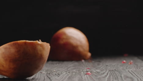 Cutting-juicy-pomegranate-in-half