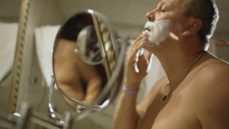 Man-preparing-for-shaving