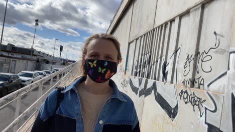 Frau,-Die-Zwischen-Den-Graffitiwänden-Spaziert