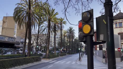Calle-Valencia-Con-Muchos-Semáforos,-Incluido-Uno-Para-Bicicletas.