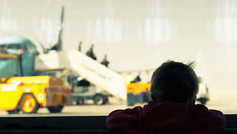 Kleiner-Junge-Am-Flughafen